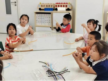 “艺路绘童梦，美育润乡野”——南师大教科院暑期社会实践团队携绒花技艺赴南京市青少