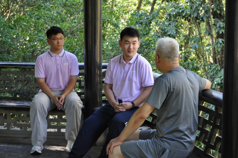<strong>两代老兵，同一个答案：为什么国旗那么红 ——记合肥工业大学国旗护卫队“斛兵护旗行</strong>